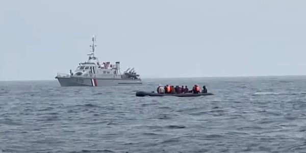 一名移民在英吉利海峡沉没后死亡，另有一人病危