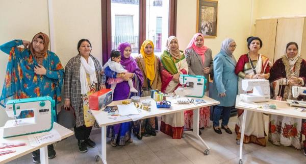 为孟加拉妇女开设的西班牙语缝纫课，帮助她们摆脱对家庭的控制